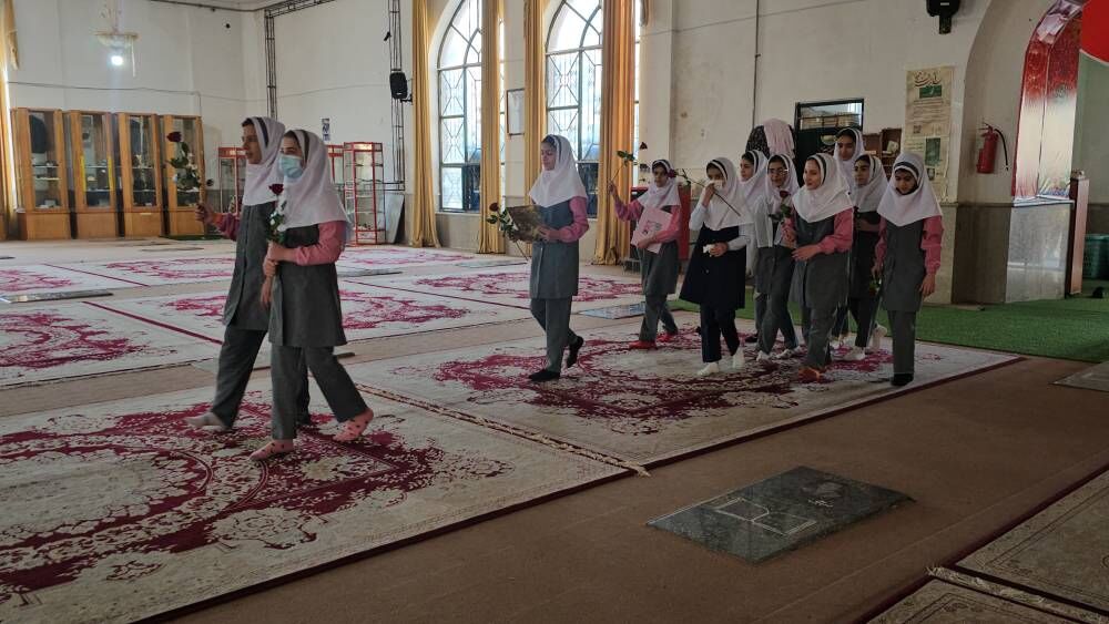 ادای احترام کودکان و نوجوانان کهگیلویه و بویراحمد به مقام شامخ شهدا