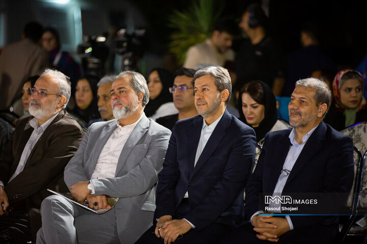 آیین پایانی نخستین گردهمایی فیلمسازان نوجوان اصفهان، در باغ موزه چهلستون برگزار و از برگزیدگان تجلیل شد.