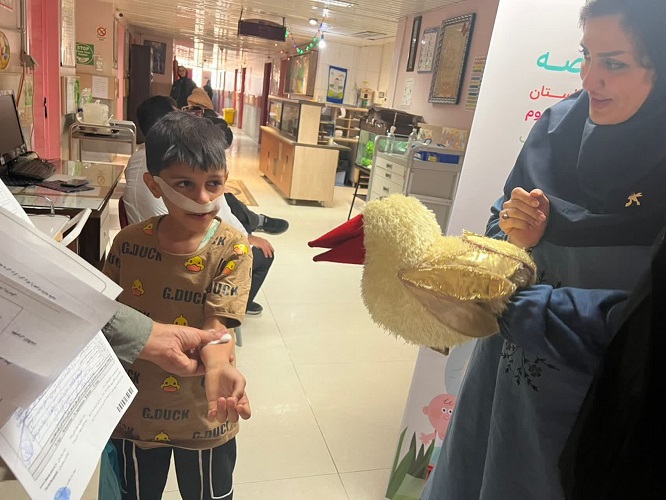 روز کودک و قصه همزمان با روز جهانی کودک در بیمارستان کودکان امام حسین(ع) اصفهان