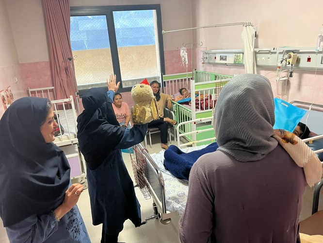 روز کودک و قصه همزمان با روز جهانی کودک در بیمارستان کودکان امام حسین(ع) اصفهان