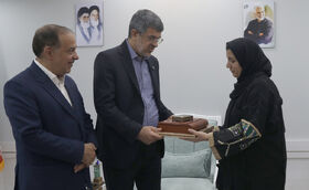 استاندار یزد مادر شهیدان کودک جنگ تحمیلی ۱۲ روزه را تکریم کرد