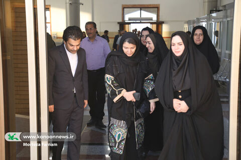 ورود حمیده پازوکی مادر شهیدان کودک