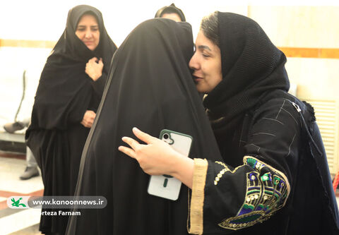ورود حمیده پازوکی مادر شهیدان کودک