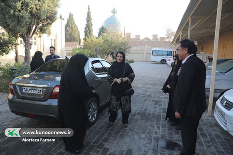ورود حمیده پازوکی مادر شهیدان کودک