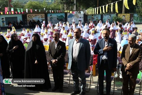 نواختن زنگ کودکی در دبستان شهید وردیان روستای اسبوکلای ساری