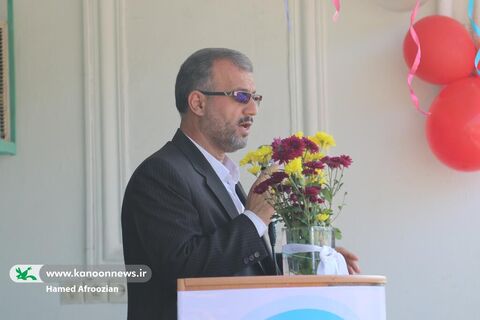 نواختن زنگ کودکی در دبستان شهید وردیان روستای اسبوکلای ساری
