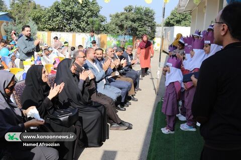 نواختن زنگ کودکی در دبستان شهید وردیان روستای اسبوکلای ساری