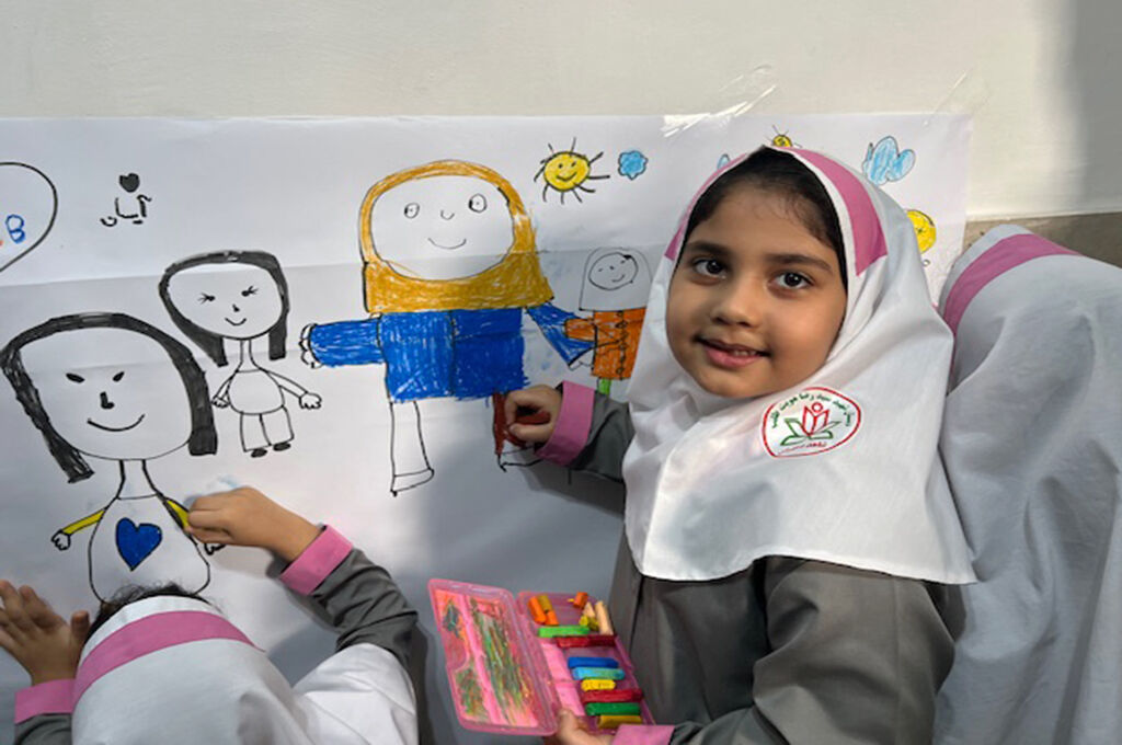 کارگاه نقاشیِ امنیت، با دستان کودک و نگاه مادر