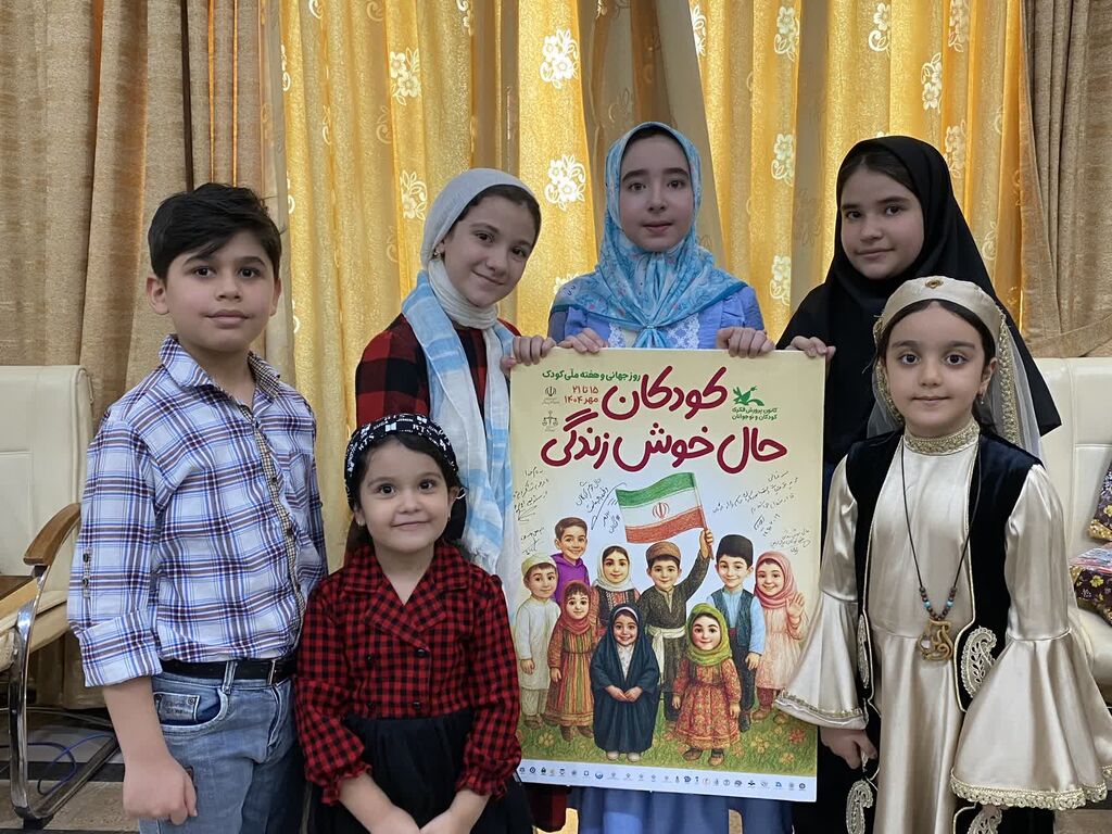 رونمایی از پوستر هفته ملی کودک در استانداری همدان