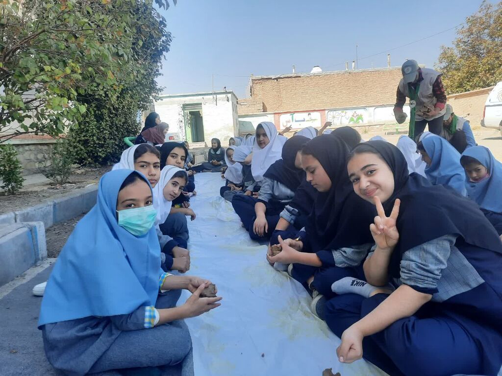 نواختن زنگ هفته ملی کودک در دبستان زینبیه شهرستان رزن