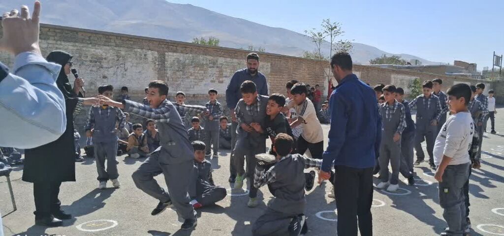 جشن هفته ملی کودک با شور و نشاط بازی‌های محلی در روستای قارلق کنگاور