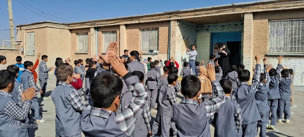 جشن هفته ملی کودک با شور و نشاط بازی‌های محلی در روستای قارلق کنگاور
