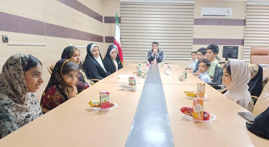 دیدار کودکان نخبه شهرستان جاسک با فرماندار