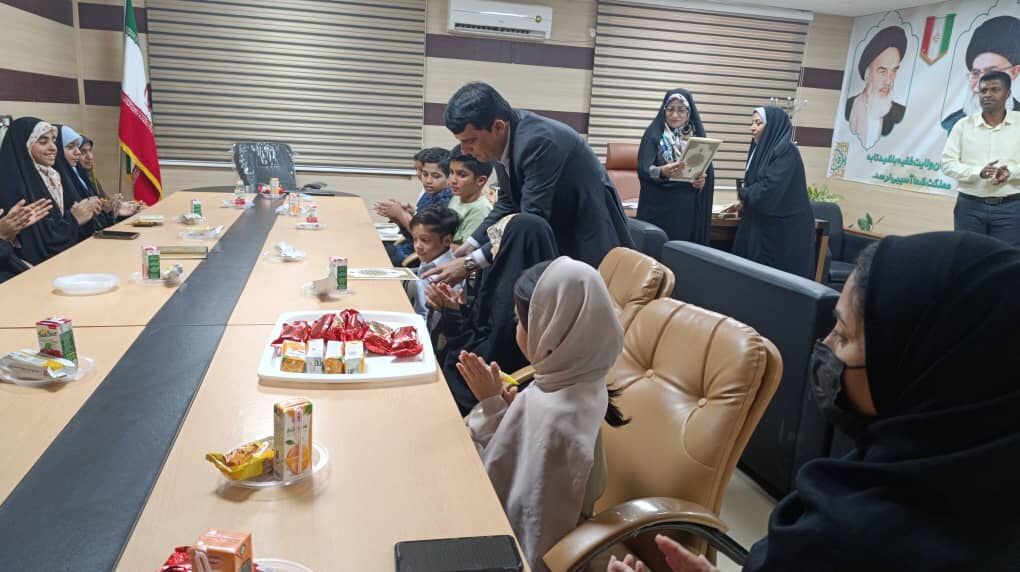 دیدار کودکان نخبه شهرستان جاسک با فرماندار