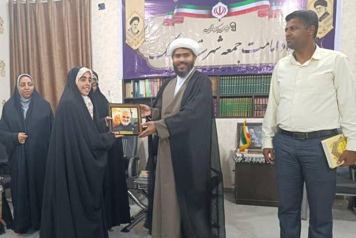 دیدارکودکان جاسک به همراه مسئول مرکز جاسک و اعضای شورای والدین با امام جمعه شهرستان