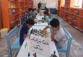 رقابت شطرنج اعضا و والدین گیلانغربی در هفته ملی کودک