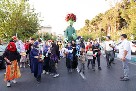 جنگ شادی و شادپیمایی عروسک‌ها در خیابان حجاب تهران برگزار می‌شود