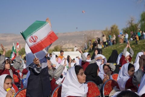 جشن پرواز بادبادک‌ها و برنامه های متنوع  با حضور کودکان و خانواده‌های ایلامی به روایت تصویر