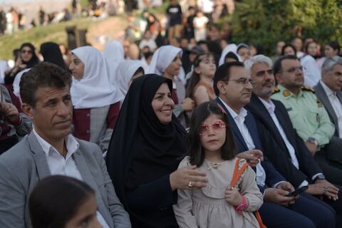 جشن پرواز بادبادک‌ها و برنامه های متنوع  با حضور کودکان و خانواده‌های ایلامی به روایت تصویر