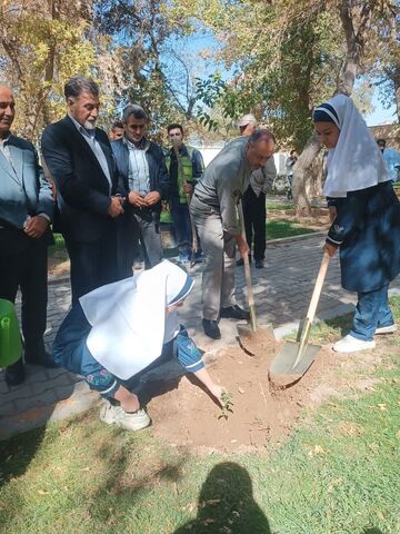 کاشت نهال با یاد «نام‌آوران قوچان» همزمان با هفته ملی کودک
