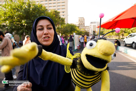 جنگ شادی و شادپیمایی عروسک‌های بلند قامت
