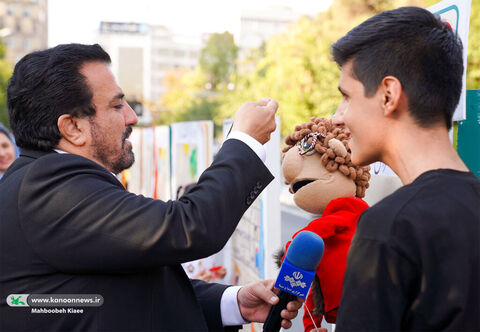 جنگ شادی و شادپیمایی عروسک‌های بلند قامت