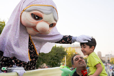 جنگ شادی و شادپیمایی عروسک‌های بلند قامت