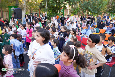 جنگ شادی و شادپیمایی عروسک‌های بلند قامت