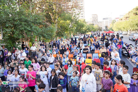 جنگ شادی و شادپیمایی عروسک‌های بلند قامت