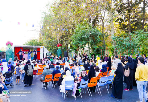 جنگ شادی و شادپیمایی عروسک‌های بلند قامت