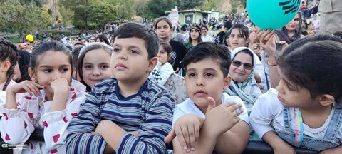 شادی کودکی در هوای پاییزی سنندج