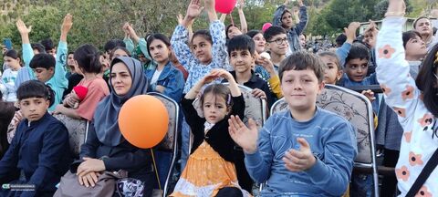شادی کودکی در هوای پاییزی سنندج
