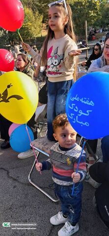 شادی کودکی در هوای پاییزی سنندج