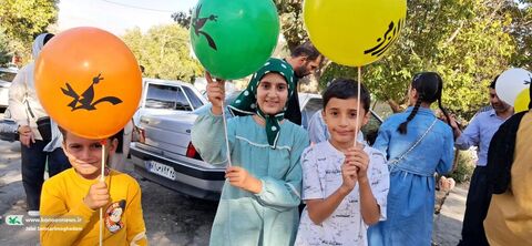 شادی کودکی در هوای پاییزی سنندج