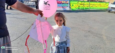 شادی کودکی در هوای پاییزی سنندج