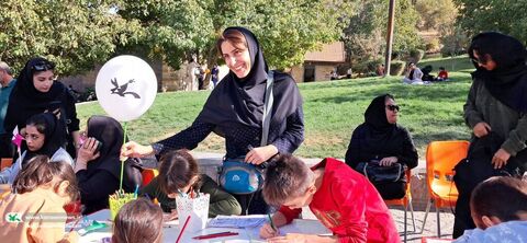 شادی کودکی در هوای پاییزی سنندج