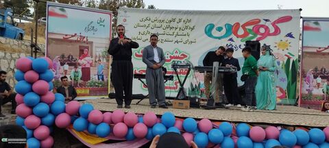 شادی کودکی در هوای پاییزی سنندج