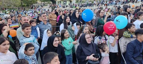 شادی کودکی در هوای پاییزی سنندج