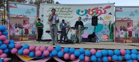 شادی کودکی در هوای پاییزی سنندج
