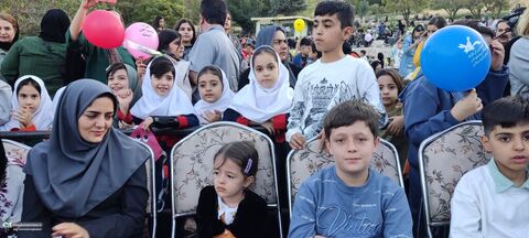 شادی کودکی در هوای پاییزی سنندج