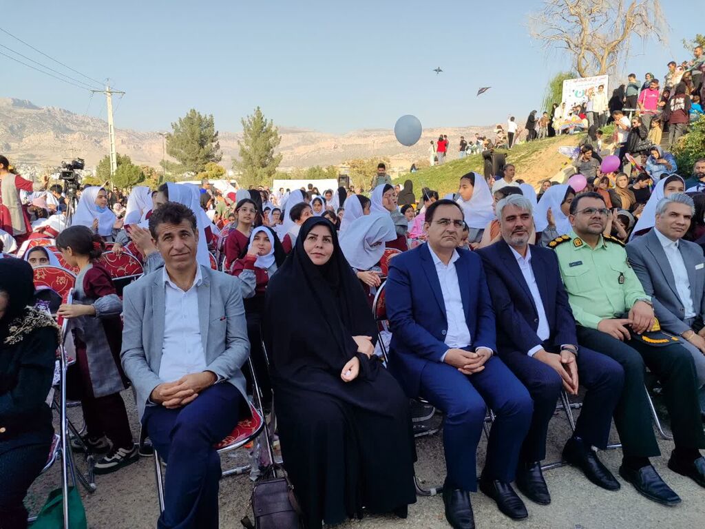 تربیت نسلهای آگاه و باهویت، زیربنای توسعه کشور است.