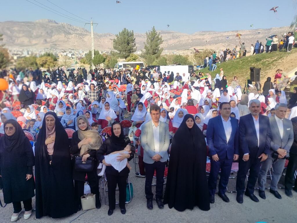 شادی کودکان ایلامی درجشن بزرگ بادبادک‌ها