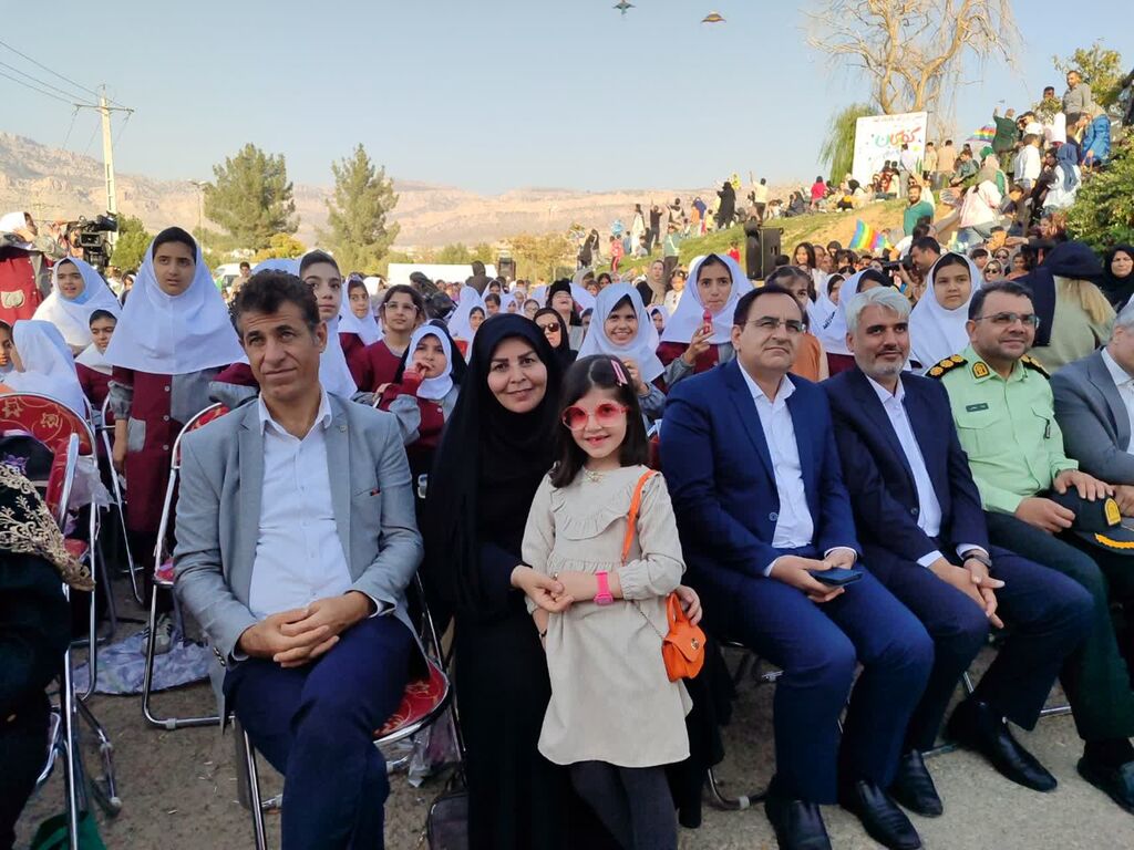 شادی کودکان ایلامی درجشن بزرگ بادبادک‌ها