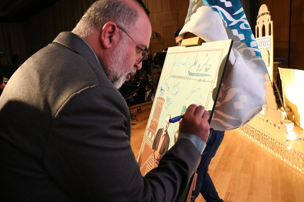 جامعه ایران مدیون هوشنگ مرادیکرمانی است