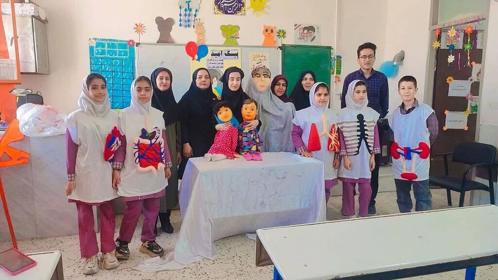 اجرای برنامه پیک امید کانون مرکز کازرون در روستای گلستان