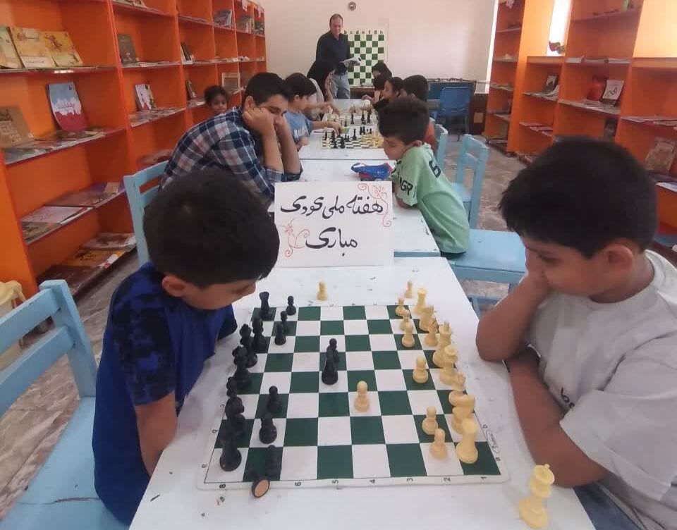 رقابت شطرنج اعضا و والدین گیلانغربی در هفته ملی کودک