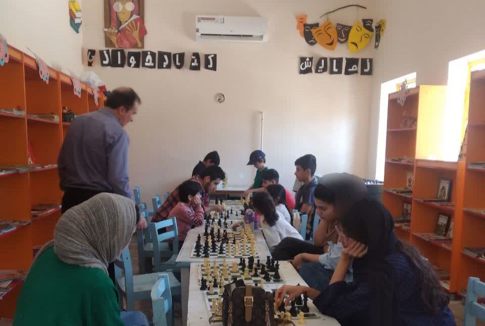 رقابت شطرنج اعضا و والدین گیلانغربی در هفته ملی کودک