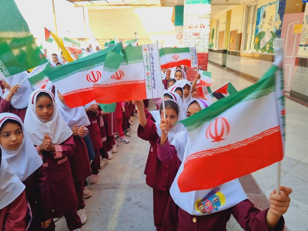 زنگ دوستی و احترام به پرچم در دبستان دخترانه ریحانه شهرستان ابوموسی طنین‌انداز شد