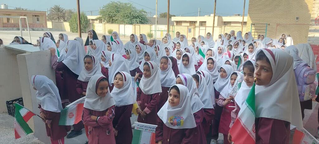 زنگ دوستی و احترام به پرچم در دبستان دخترانه ریحانه شهرستان ابوموسی طنین‌انداز شد