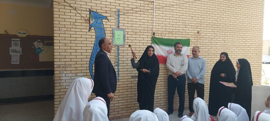 زنگ دوستی و احترام به پرچم در دبستان دخترانه ریحانه شهرستان ابوموسی طنین‌انداز شد